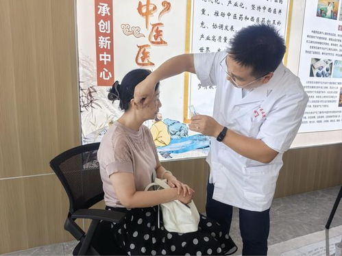 安中医学子三下乡 新安江畔送健康
